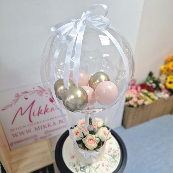 Букет от бели божури с бонбони за подарък